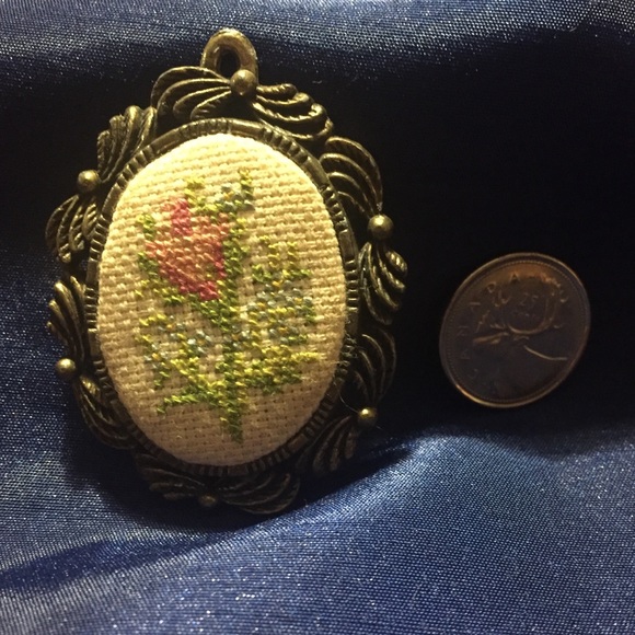 🪩The Creative Circle” Vintage Needlepoint Pin - Picture 2 of 3